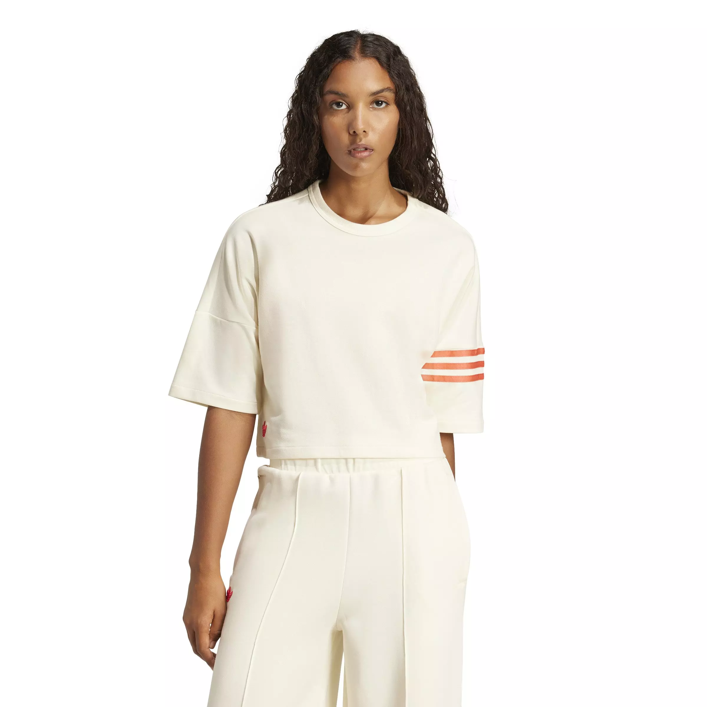 adidas originals Adicolor Neuclassics T-shirt−アイボリー adidas Originals Women's Neuclassics T-Shirt -Beige